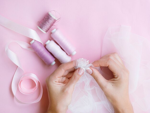 Vista superiore della donna che fa le decorazioni