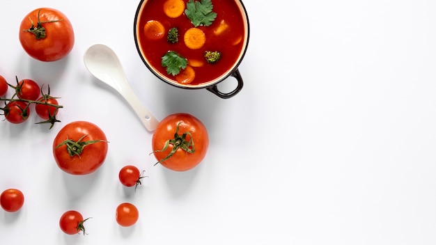 Vista superiore della minestra e del cucchiaio di pomodoro