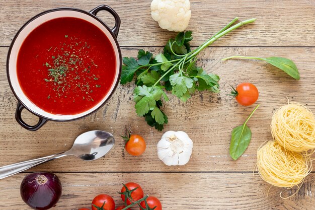 Vista superiore della minestra e del prezzemolo di pomodoro