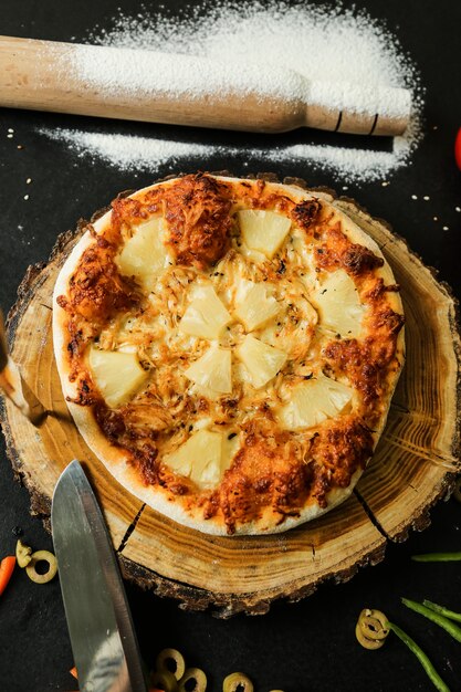 Vista superiore della pasta del formaggio della cipolla del pollo della pizza dell'ananas