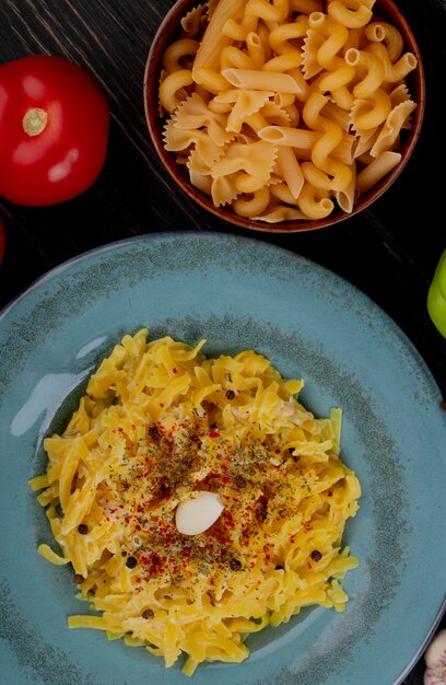 Vista superiore della pasta di maccheroni in zolla con il pomodoro