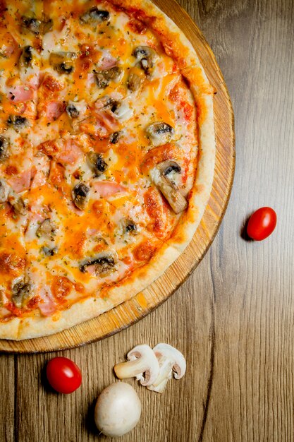 Vista superiore della pizza salsiccia con pomodoro funghi e formaggio