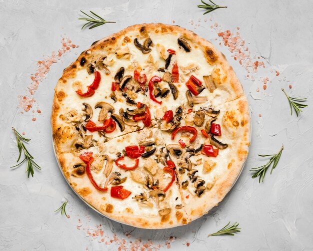 Vista superiore della pizza vegetariana crostosa