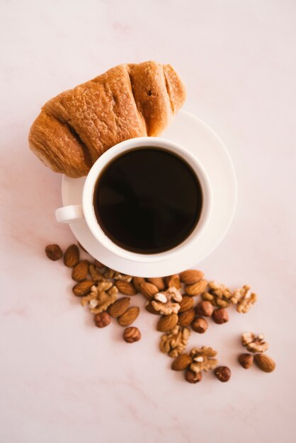 Vista superiore della prima colazione del caffè e del croissant