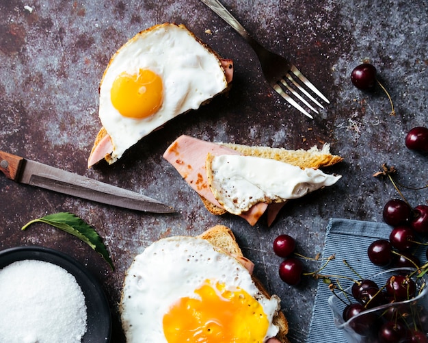 Vista superiore della prima colazione saporita del pane tostato dell'uovo