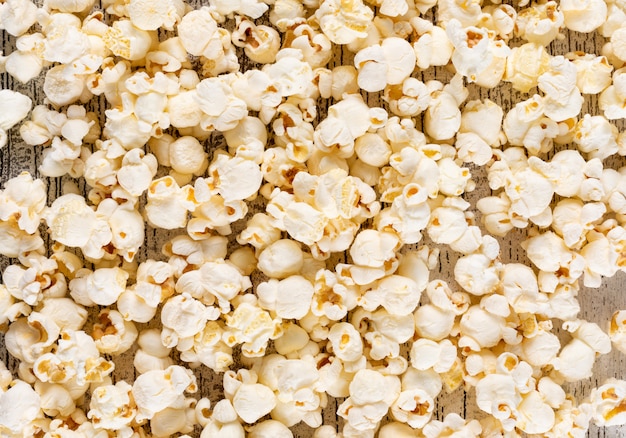 Vista superiore della struttura del popcorn sull'orizzontale di legno bianco