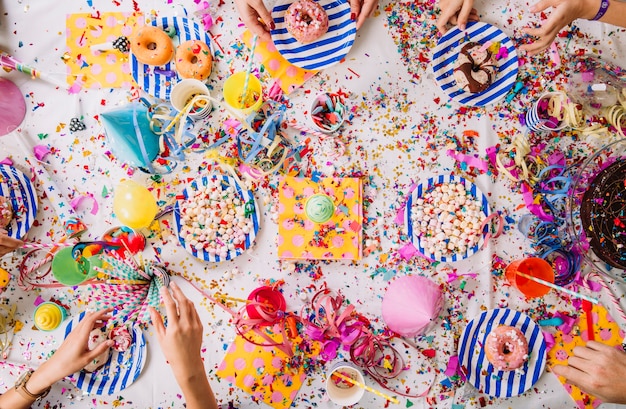 Vista superiore della tabella di compleanno