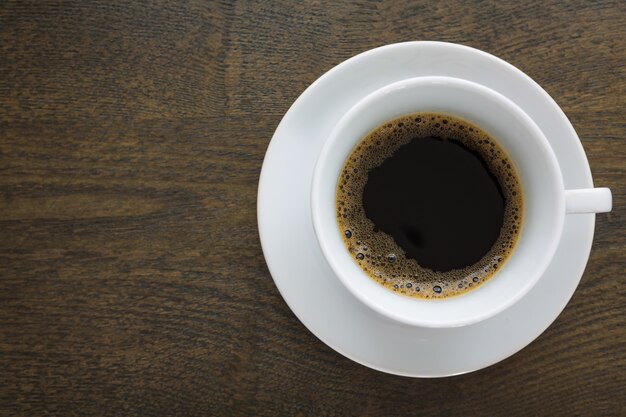 Vista superiore della tazza bianca con caffè