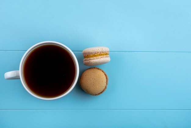 Vista superiore della tazza di tè e sandwich sandwich su sfondo blu con spazio di copia