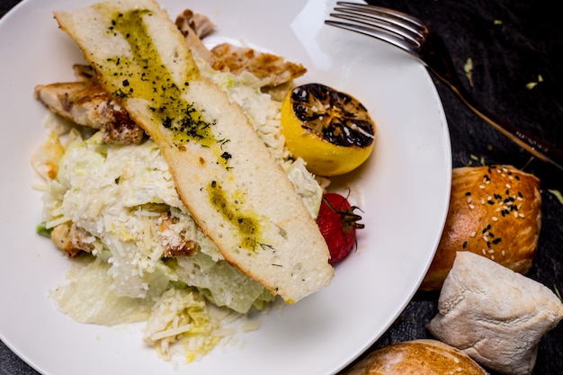 Vista superiore delle acciughe del parmigiano del pomodoro della lattuga di pollo dell'insalata di Caesar