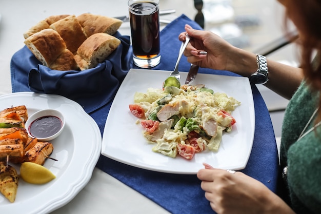 Vista superiore delle acciughe del pollo del pomodoro parmigiano dei cracker dell'insalata di Caezar