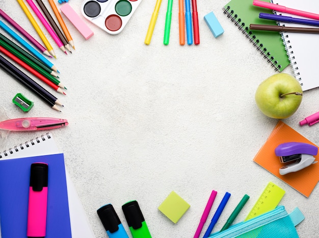 Vista superiore delle forniture di ritorno a scuola con matite e spazio per le copie