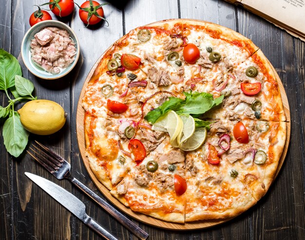 Vista superiore delle olive della cipolla del formaggio dei capperi del pomodoro della pizza del tonno