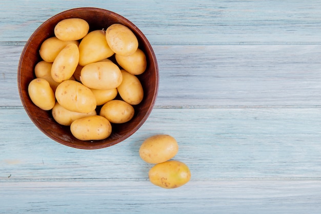 Vista superiore delle patate novelle in ciotola su legno con lo spazio della copia