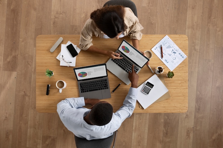 Foto gratuito vista superiore delle persone che lavorano alla scrivania