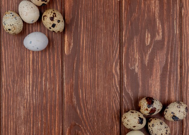 Vista superiore delle uova di quaglia fresche sane su un fondo di legno con lo spazio della copia