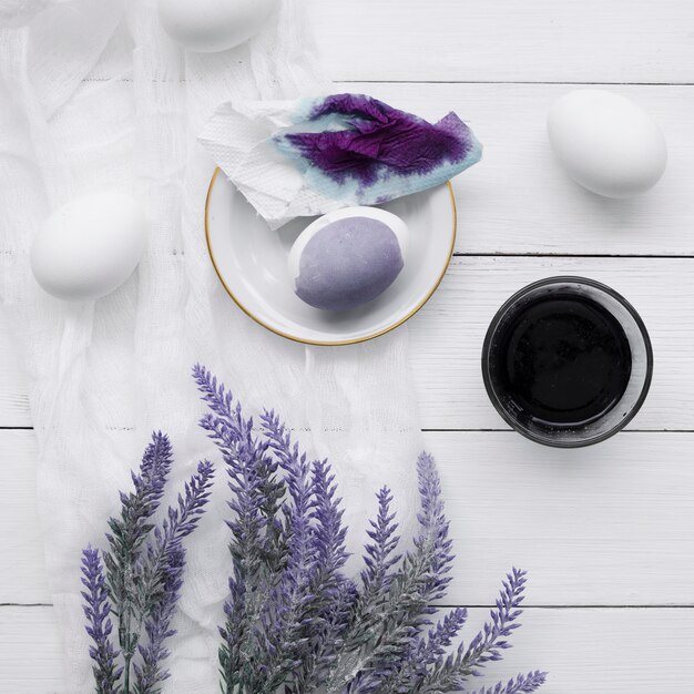 Vista superiore delle uova tinte per pasqua con la pianta della lavanda