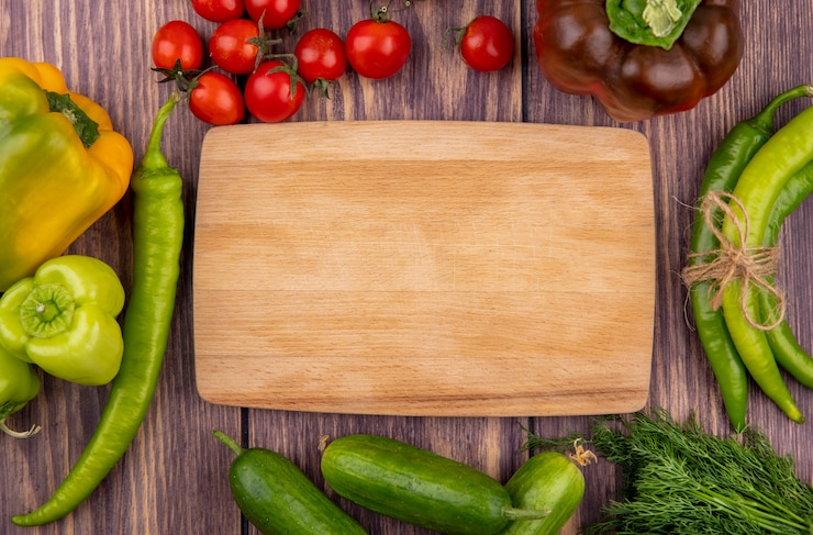 Foto gratuito vista superiore delle verdure come mazzo del pepe di cetriolo del pomodoro dell'aneto intorno al tagliere su superficie di legno