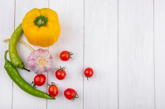 Vista superiore delle verdure come pomodoro dell'aglio di pepe su superficie di legno