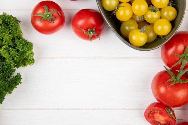 Vista superiore delle verdure come pomodoro di coriandolo su legno con lo spazio della copia