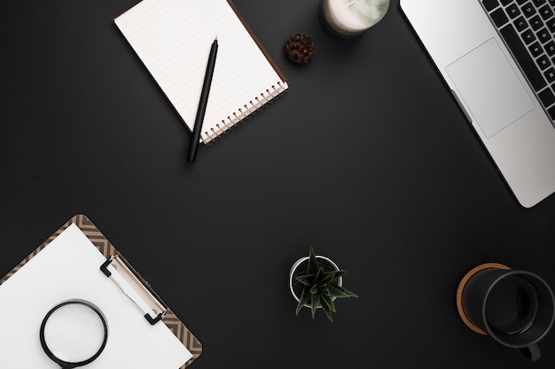 Vista superiore dello spazio di lavoro con notebook e blocco appunti