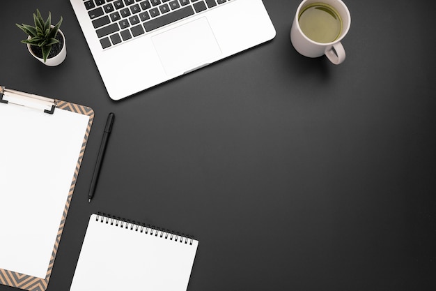 Vista superiore dello spazio di lavoro con spazio di copia e portatile