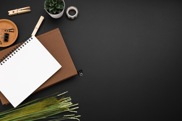 Vista superiore dello spazio di lavoro con spazio di copia e quaderno in cima all'ordine del giorno