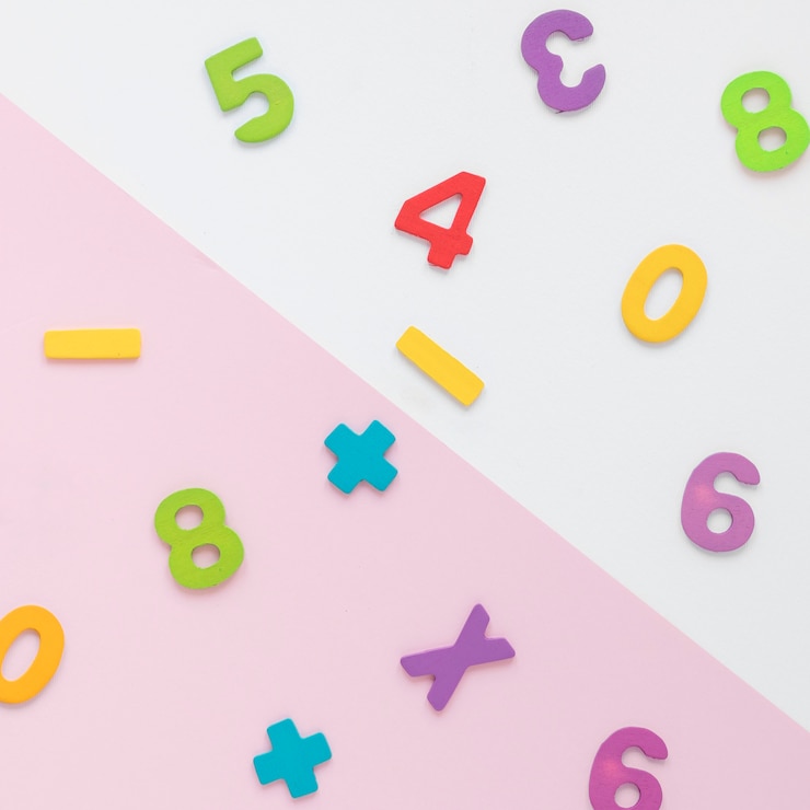 Foto gratuito vista superiore di disposizione variopinta di numeri di per la matematica