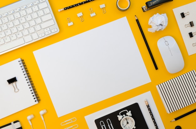 Vista superiore di forniture per ufficio con tastiera e mouse