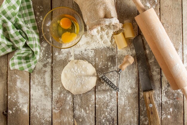 Vista superiore di ingredienti per preparare la pasta