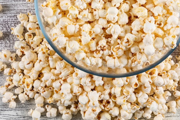 Vista superiore di popcorn in ciotola sull'orizzontale di legno bianco