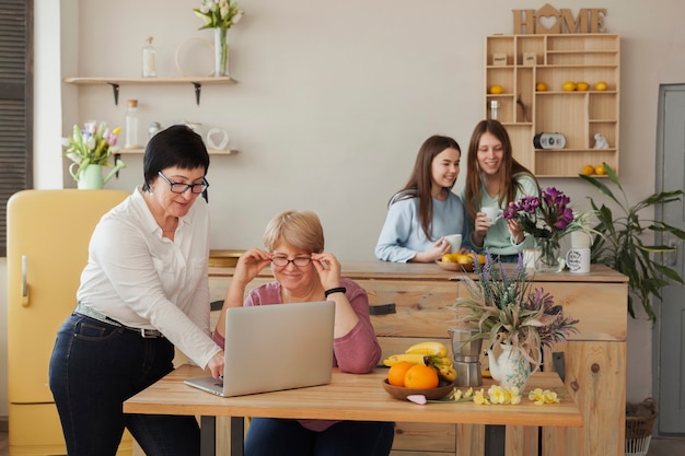 Vista superiore di riunione femminile sociale