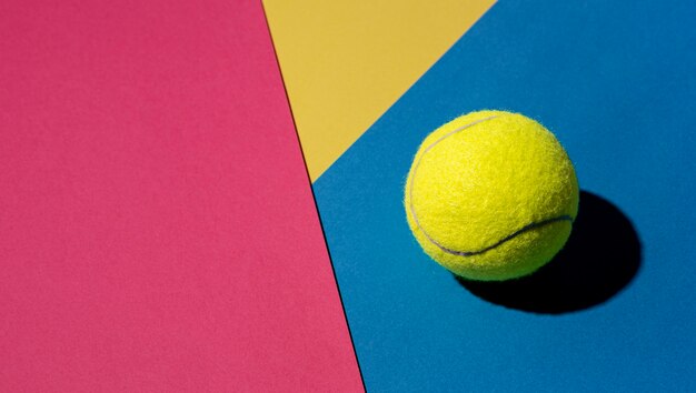 Vista superiore di una palla da tennis con spazio di copia