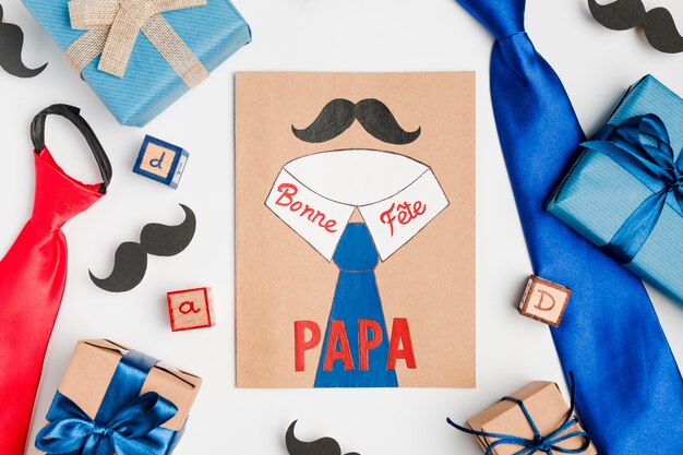 Vista superiore festa del papà disegno sul tavolo