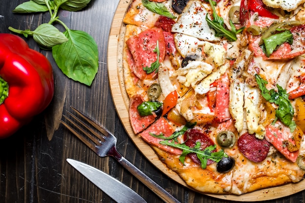 Vista superiore mista del pepe del formaggio delle olive della rucola del pollo delle salsiccie della pizza