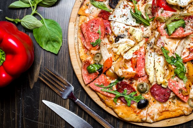 Vista superiore mista del pepe del formaggio delle olive della rucola del pollo delle salsiccie della pizza