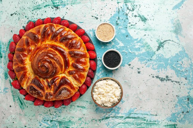 Vista superiore rotonda deliziosa torta al forno e dolce torta sulla superficie blu