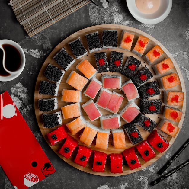 Vista superiore stabilita di vari sushi colorati