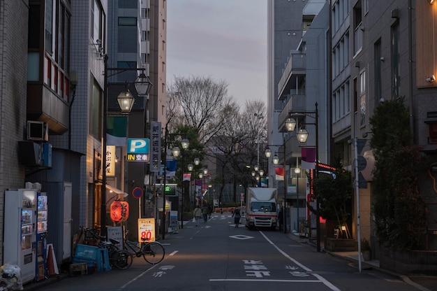 Vista urbana con persone che camminano sulla strada