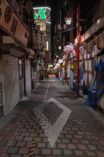 Vista urbana con strada vuota nelle ore notturne