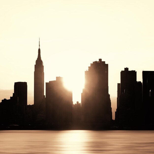 Vista urbana della siluetta dei grattacieli di New York all'alba.