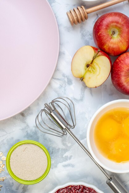 Vista verticale del piatto bianco e del cibo sano fresco impostato su sfondo bicolore