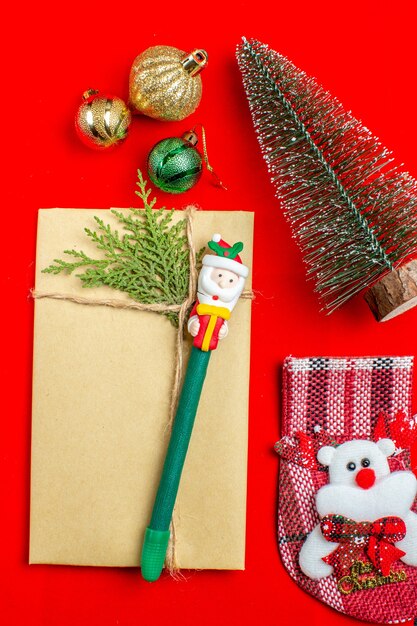 Vista verticale dell'umore di natale con gli accessori della decorazione di numeri dell'albero di Natale su backgroud rosso e nero