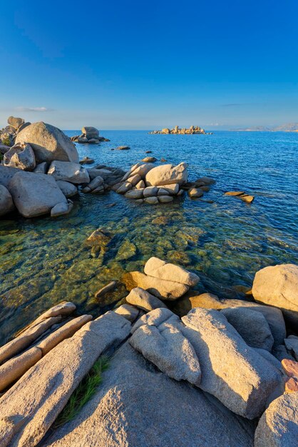 Vista verticale delle rocce sulla spiaggia di Palombaggia