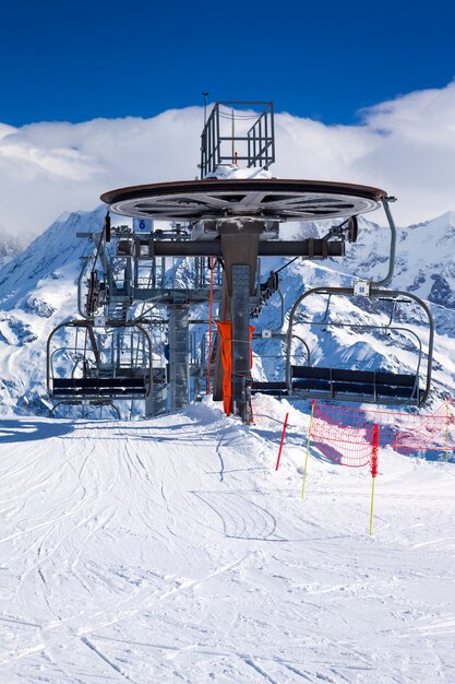 Vista verticale delle sedie degli impianti di risalita sulla luminosa giornata invernale