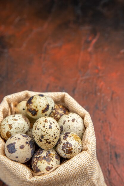 Vista verticale delle uova fresche di fattoria in una borsa bianca su sfondo marrone