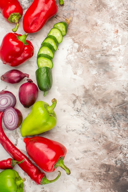 Vista verticale delle verdure fresche necessarie per la cottura della cena