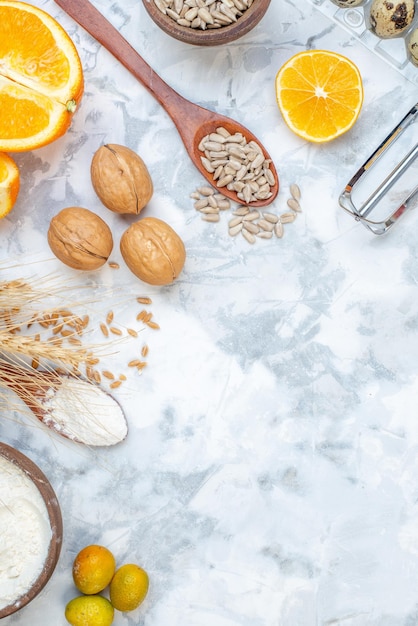 Vista verticale dello spazio libero e del cibo fresco e sano impostato su uno sfondo di colore misto bianco blu bicolore