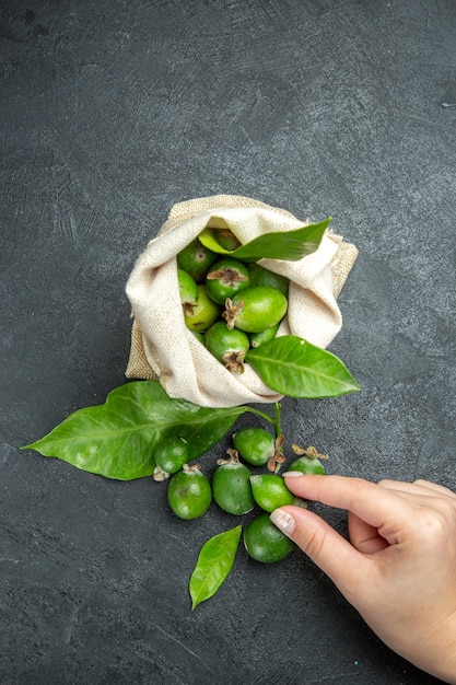 Vista verticale di feijoas verdi freschi naturali in una borsa bianca
