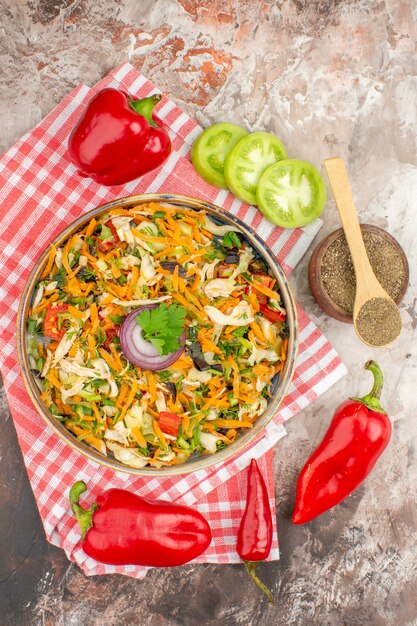 Vista verticale di insalata vegana fresca e deliziosa di vari ortaggi e peperoni biologici
